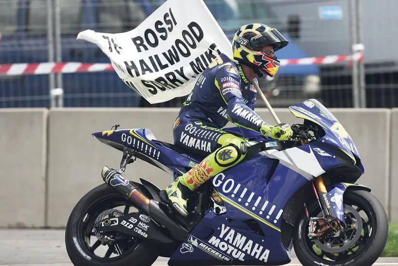 selebrasi Valentino Rossi (motorcyclenews.com)