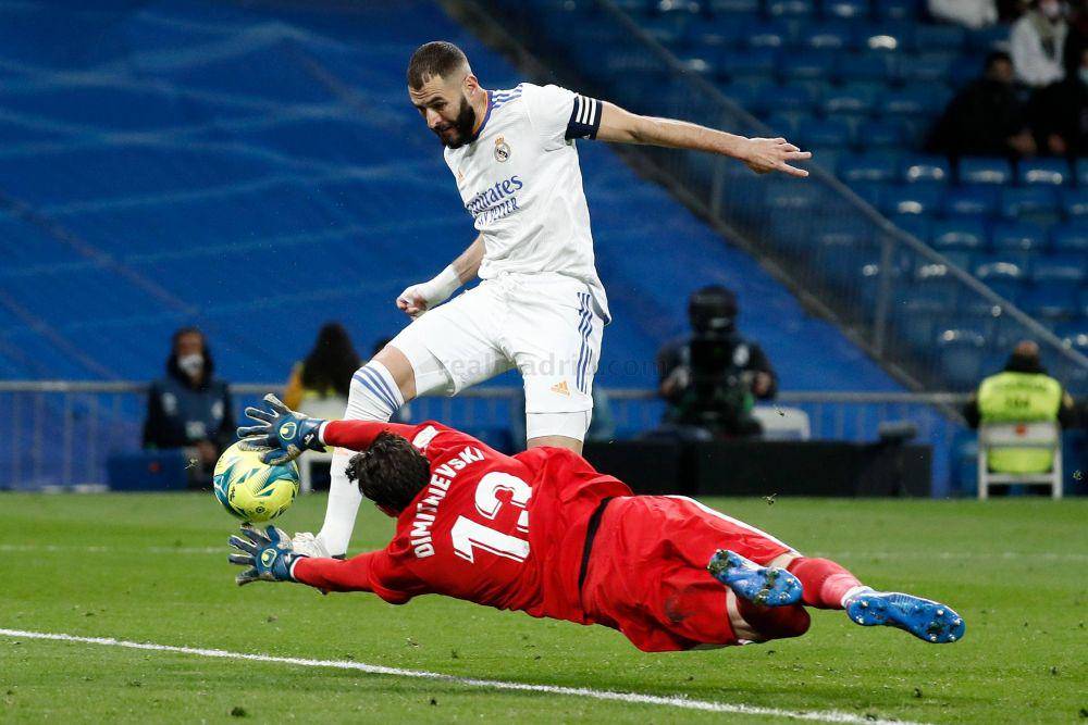 Karim Benzema hendak mencetak gol ke gawang Rayo Vallecano. (realmadrid.com)