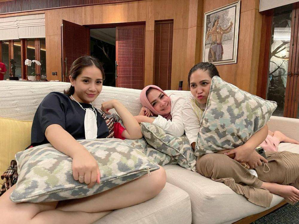 potret Rieta Amilia dan kedua putrinya (instagram.com/rieta_amilia)