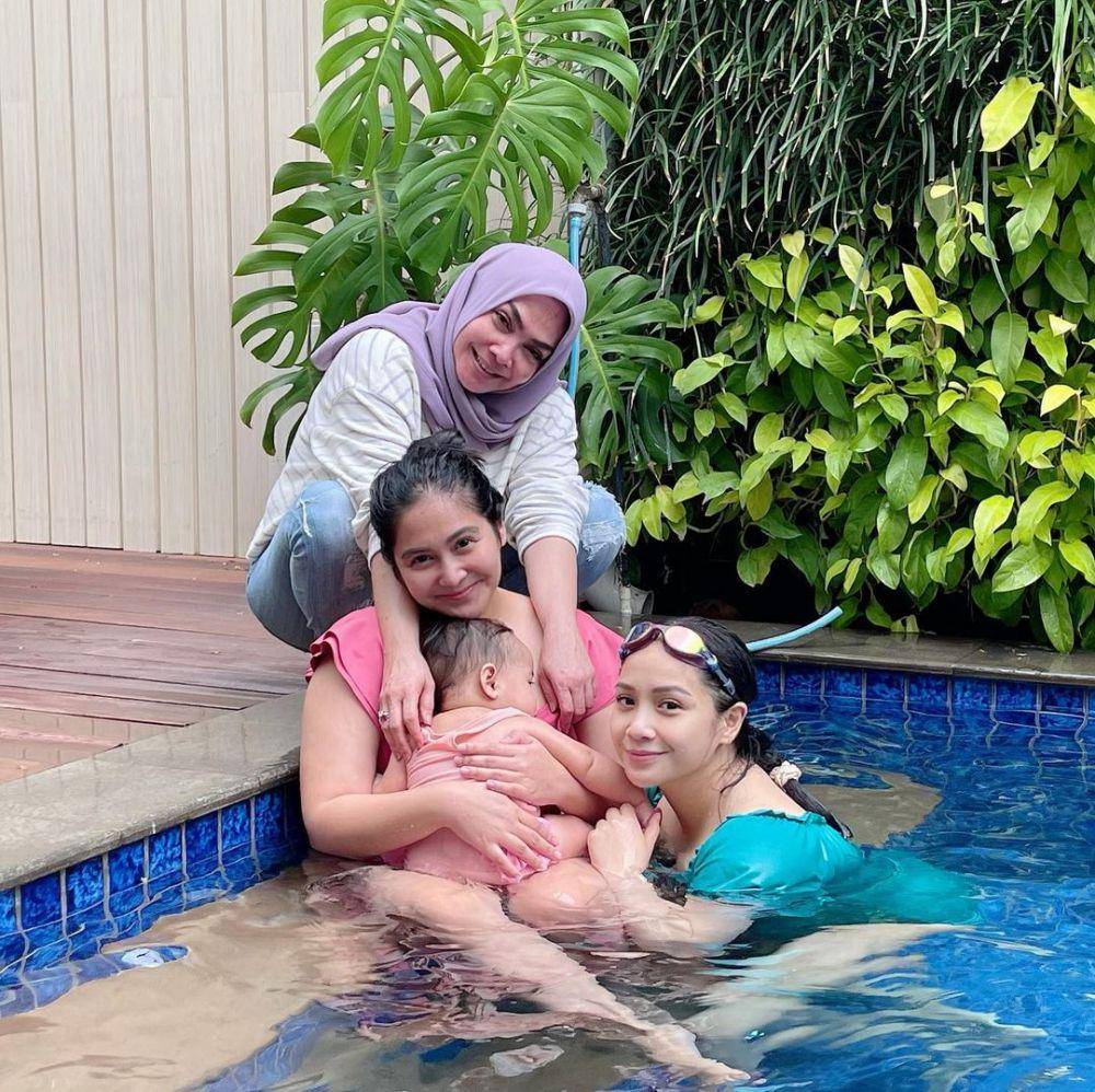 potret Rieta Amilia dan kedua putrinya (instagram.com/rieta_amilia)