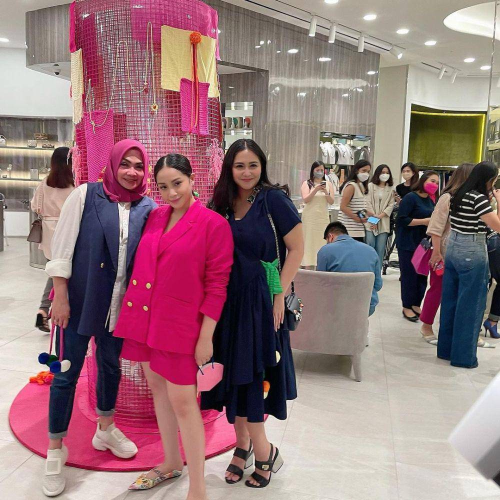 potret Rieta Amilia dan kedua putrinya (instagram.com/rieta_amilia)