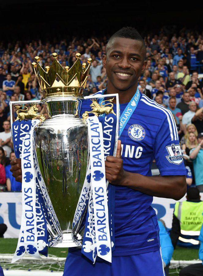 Ramires mengangkat trofi Premier League. (twitter.com/chelseafc)
