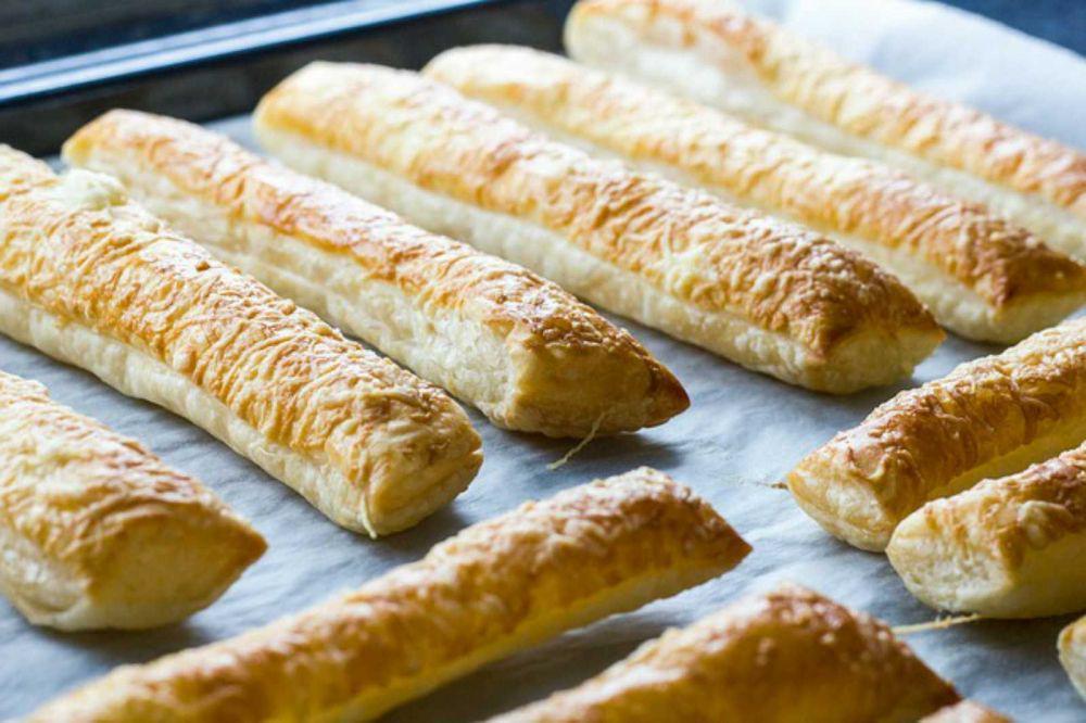 cheesy puff pastry (pixabay.com/Zozz_)