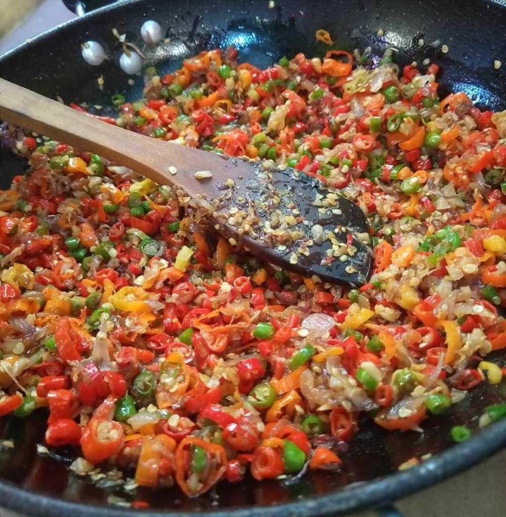 Menumis sambal bongkot (instagram.com/waroeng_made)