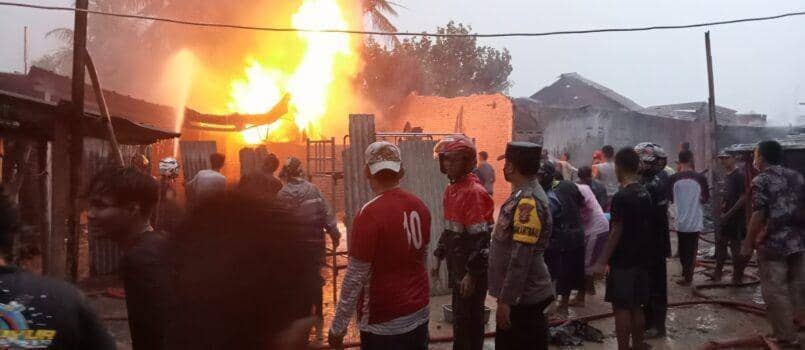 Petir Sambar Jeriken BBM Diduga Pemicu Kebakaran Gudang di Gadingrejo