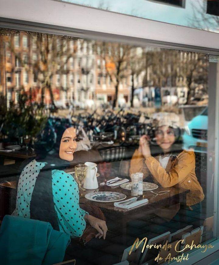 Amanda Rawles dan Rachel Amanda di film Merindu Cahaya de Amstel (instagram.com/unlimited_production)