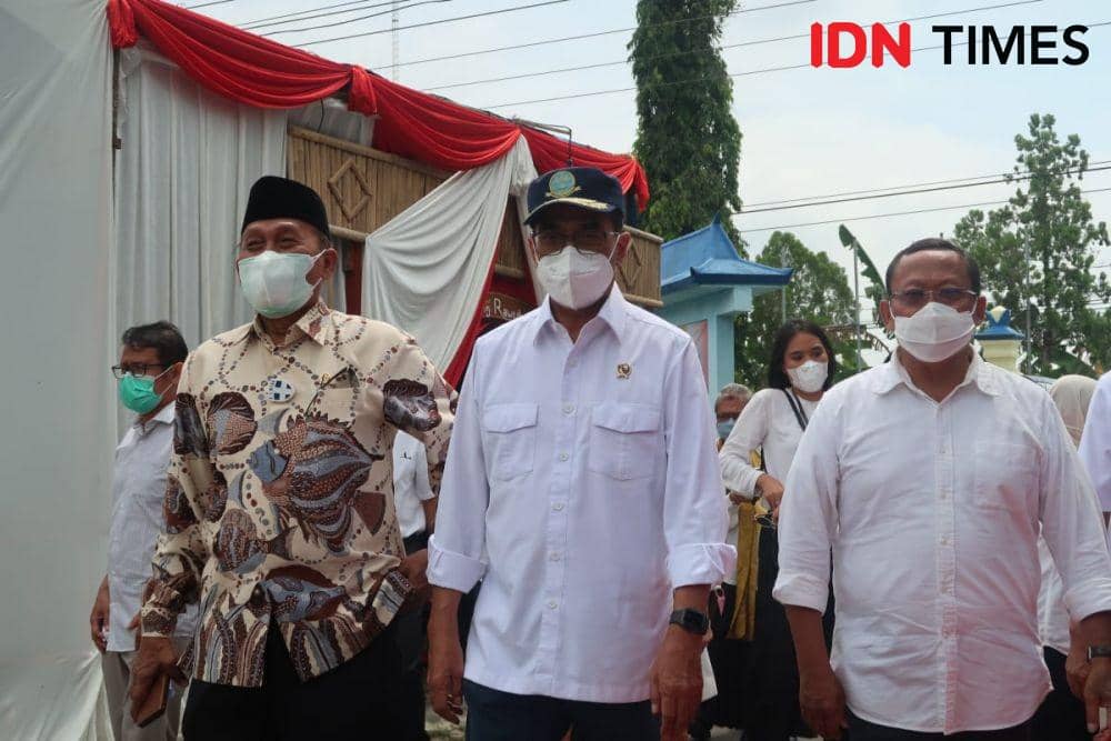 Menhub Budi Karya Sumadi tinjau vaksinasi COVID-19 di Balai Kalurahan Argodadi, Sedayu, Bantul.(IDN Times/Daruwaskita)