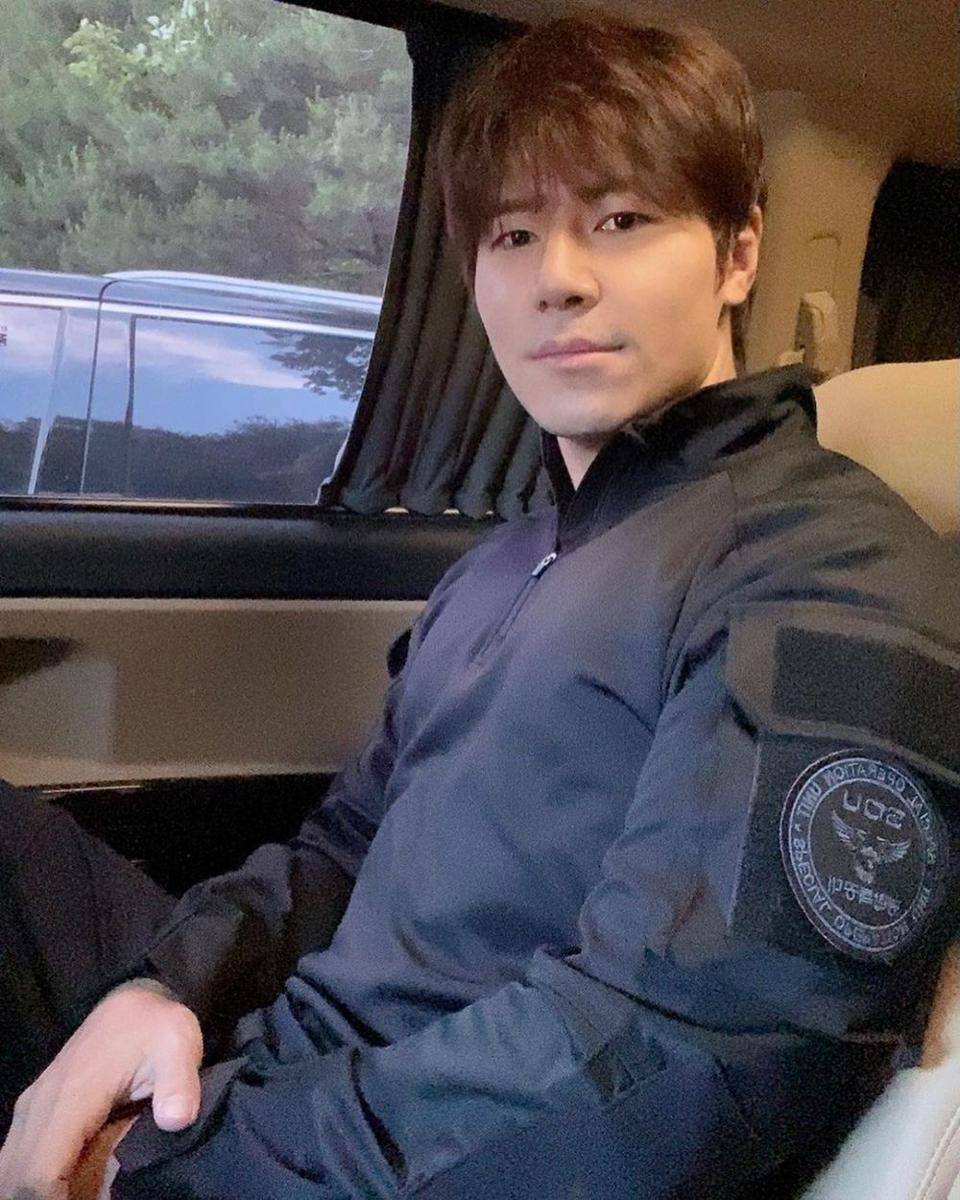 Lee Kyu Hyung di balik layar Happiness. (instagram.com/290_83)