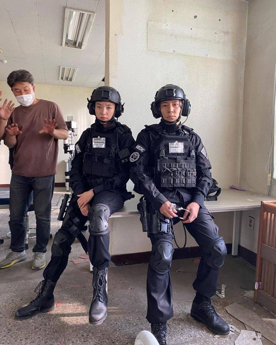 Han Hyo Joo dan Lee Kyu Hyung di balik layar Happiness. (instagram.com/290_83)
