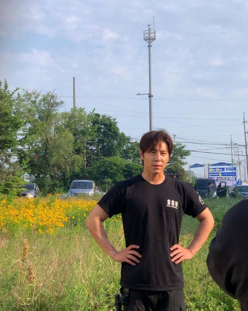 Lee Kyu Hyung di balik layar Happiness. (instagram.com/290_83)