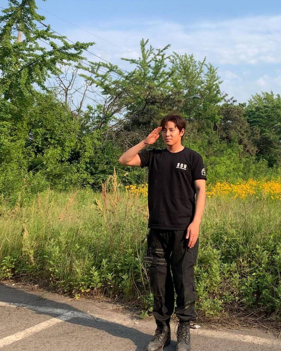 Lee Kyu Hyung di balik layar Happiness. (instagram.com/290_83)