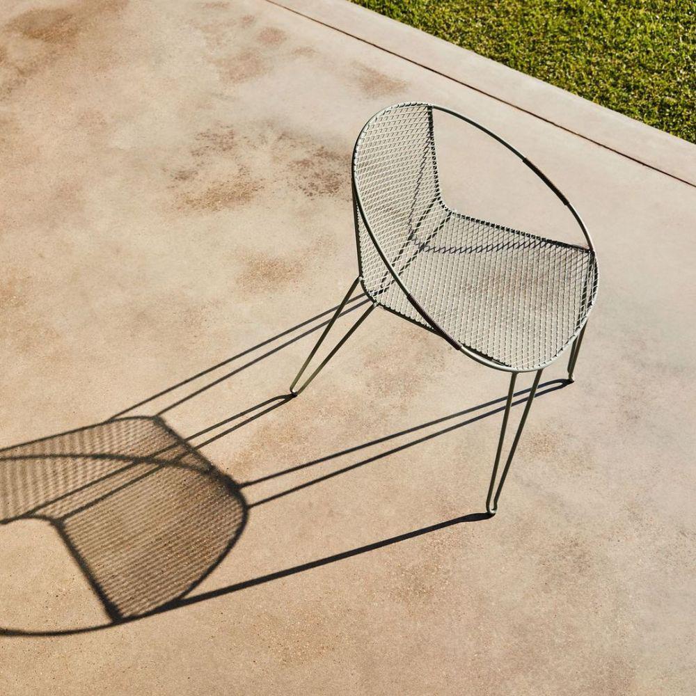 kursi outdoor Volley karya Adam Goodrum (instagram.com/madebytait)