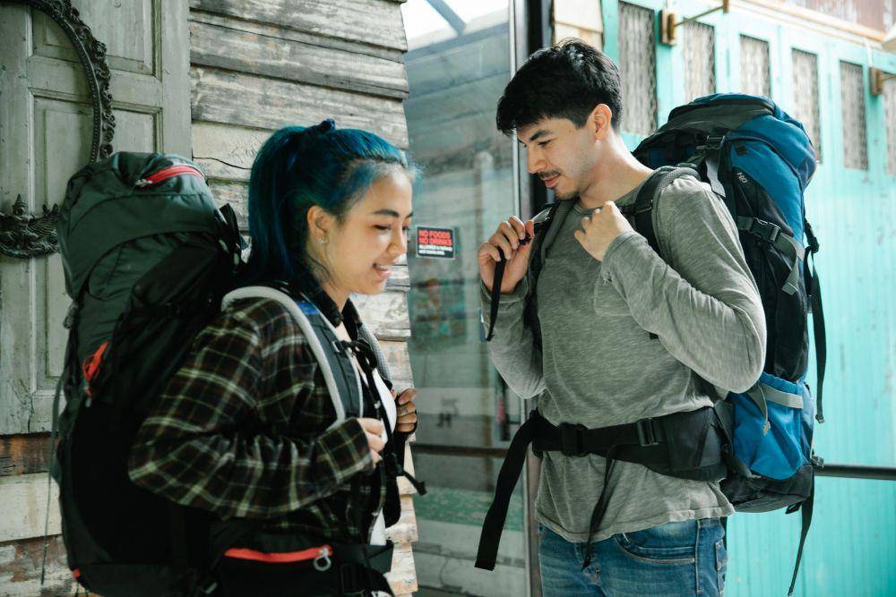 Ilustrasi dua orang yang memiliki ketertarikan pada dunia traveling (pexels.com/George Pak)