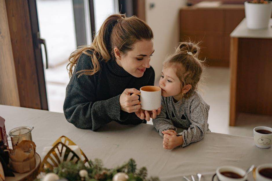 ilustrasi ibu dan anak (pexels.com/Yan Krukov)