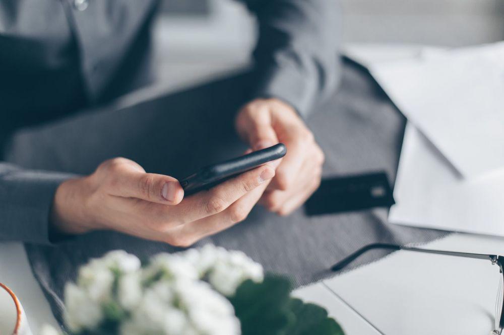 ilustrasi cara transfer BCA ke DANA lewat m-banking (pexels.com/Mikhail Nilov)