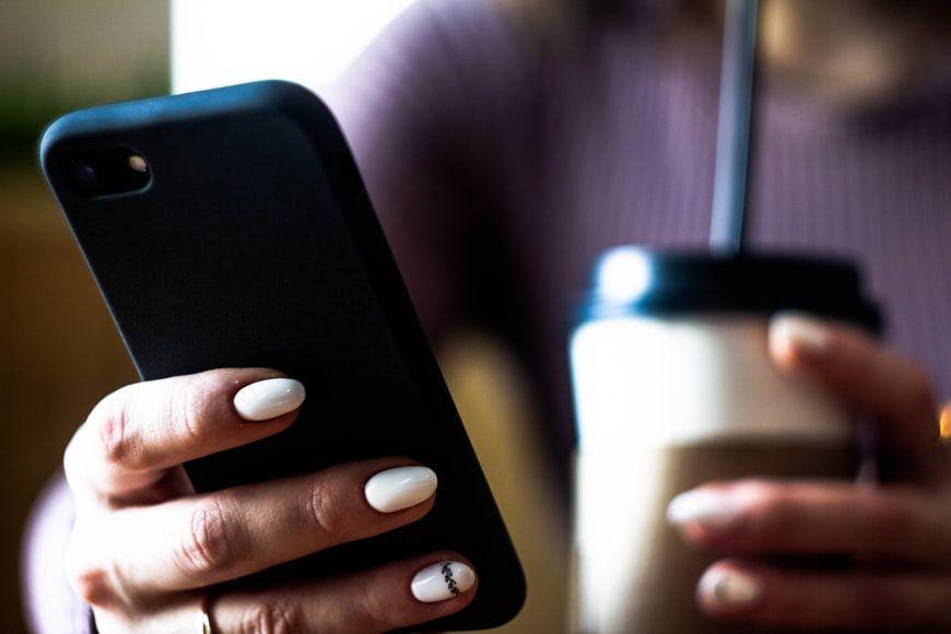 ilustrasi nasabah menggunakan aplikasi mobile banking (unsplash.com/ Vladimir Mun)
