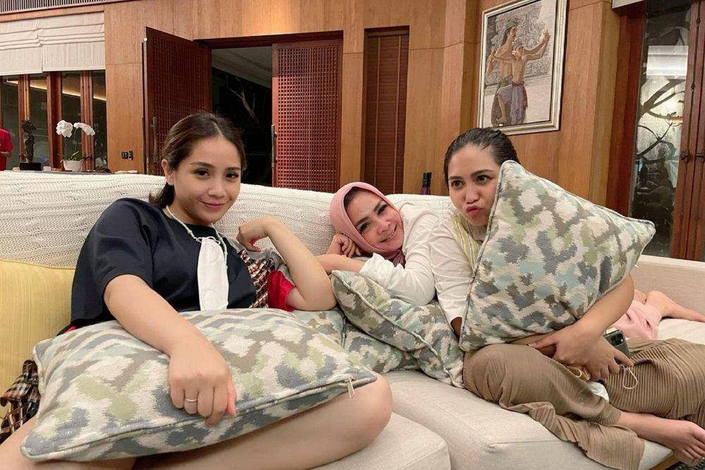 potret Rieta Amilia dan kedua putrinya (instagram.com/rieta_amilia)