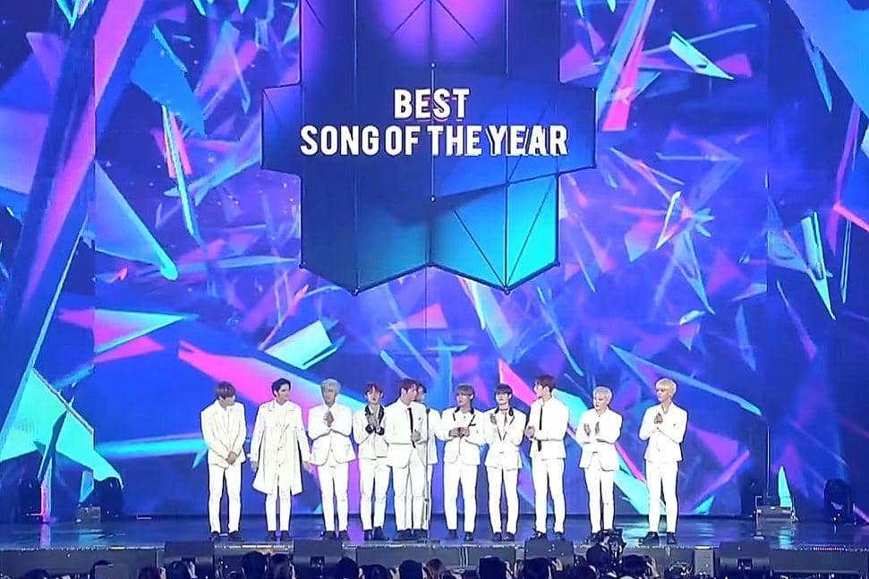 Wanna One memenangkan penghargaan Best Song of The Year pada 2018 MGA. (dok.ALL THE K-POP/2018 MGA)