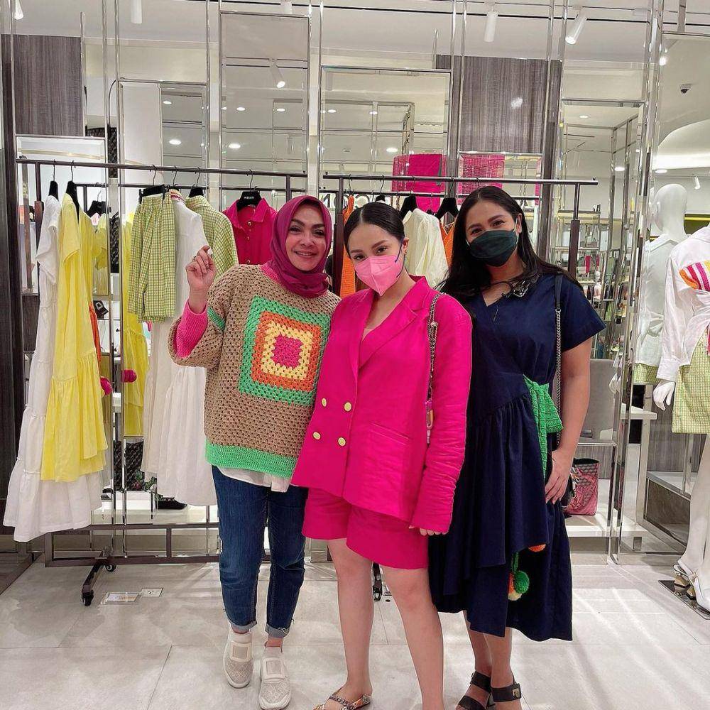 potret Rieta Amilia dan kedua putrinya (instagram.com/rieta_amilia)