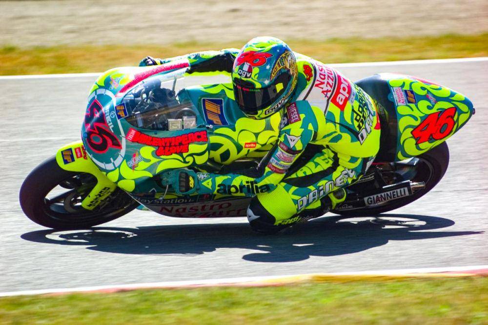 Valentino Rossi saat membalap di kelas 250cc. (motogp.com)