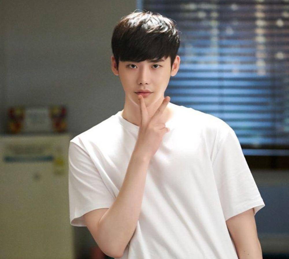 Lee Jong Suk ( instagram.com/jongsuk0206)