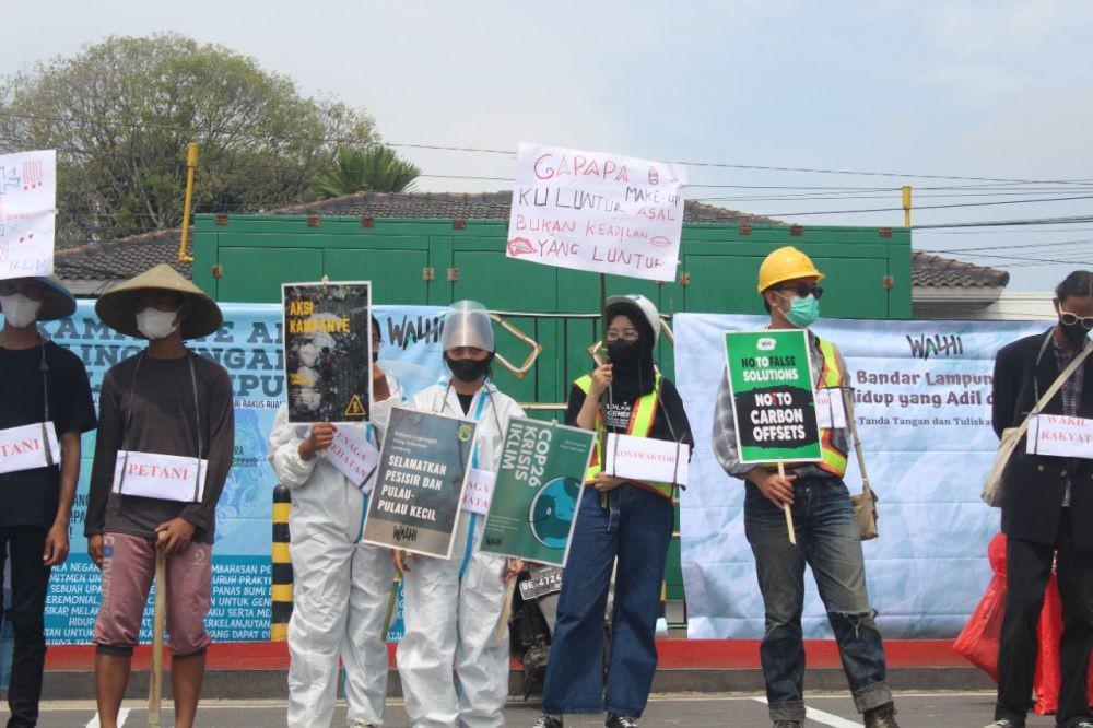 Walhi Lampung bersama kelompok pemuda memiliki perhatian terhadap permasalahan lingkungan melakukan aksi, Sabtu (6/11/2021). (IDN Times/Istimewa).