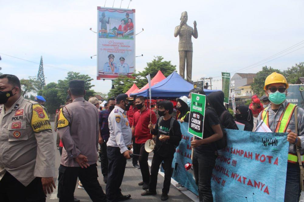 Walhi Lampung bersama kelompok pemuda memiliki perhatian terhadap permasalahan lingkungan melakukan aksi, Sabtu (6/11/2021). (IDN Times/Istimewa).