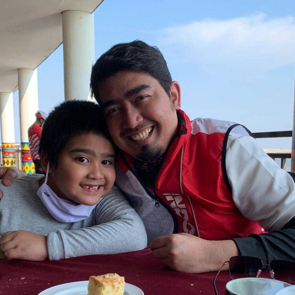 potret ustaz Solmed dan buah hati (instagram.com/ustad_solmed)