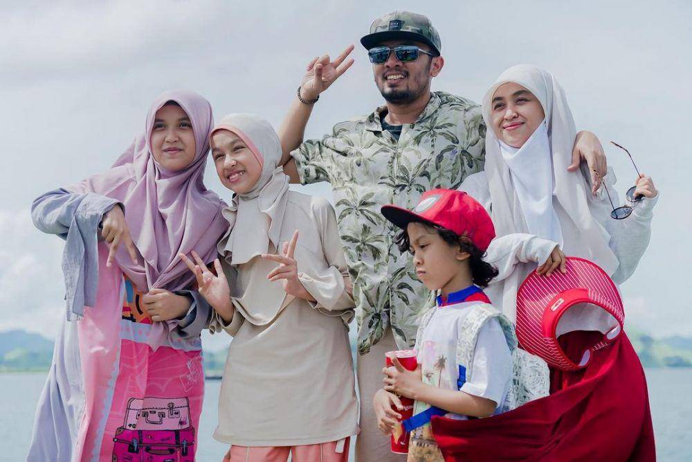potret keluarga ustaz Hanan Attaki (instagram.com/haneenakira)