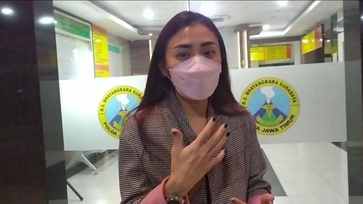 Sahabat Vanessa, Samantha Bowlinn saat menjenguk di RS Bhayangkara. Dok. Istimewa.