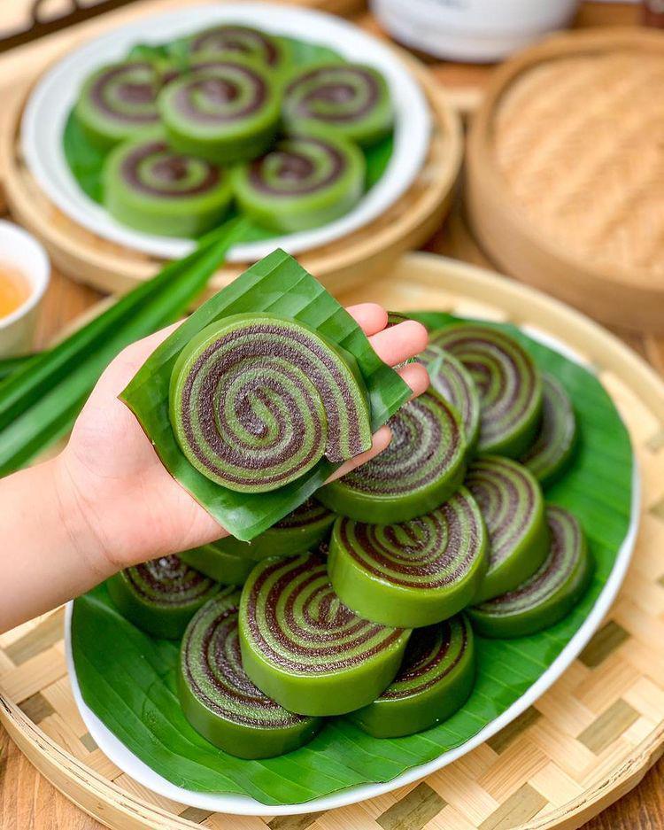 ilustrasi lapis pandan cokelat gulung (instagram.com/vitakwee)