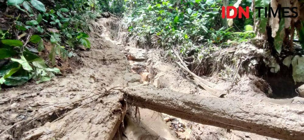 Longsoran lumpur dan air menerjang rumah warga di Prapatan Balikpapan Kaltim, Senin (8/11/2021). (IDN Times/Hilmansyah)