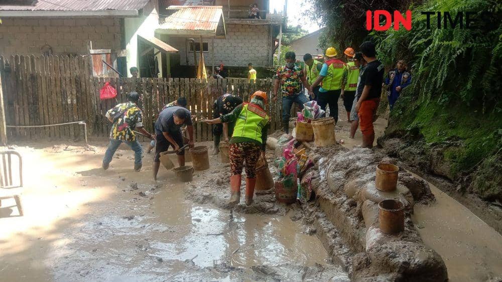 Longsoran lumpur dan air menerjang rumah warga di Prapatan Balikpapan Kaltim, Senin (8/11/2021). (IDN Times/Hilmansyah)