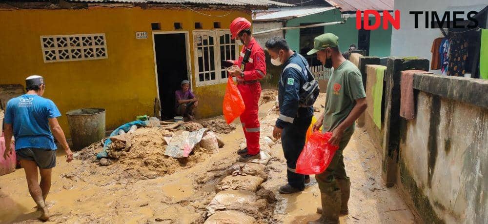 Longsoran lumpur dan air menerjang rumah warga di Prapatan Balikpapan Kaltim, Senin (8/11/2021). (IDN Times/Hilmansyah)