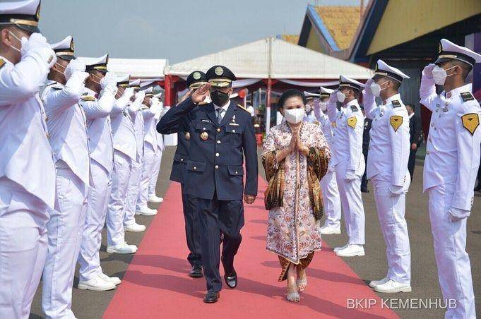 Kebaya Endang Budi Karya Sumadi (instagram.com/endangbudikaryas)
