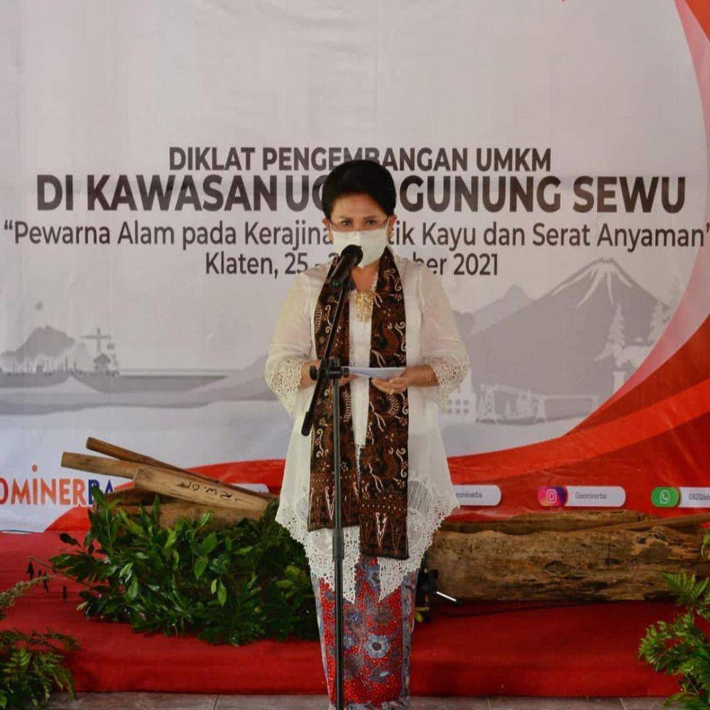 Kebaya Endang Budi Karya Sumadi (instagram.com/endangbudikaryas)