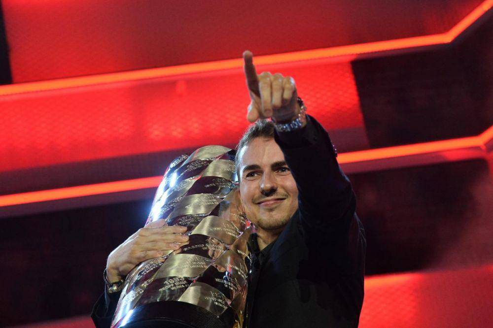 Jorge Lorenzo di FIM Awards sebagai World Champion 2015. (motogp.com)