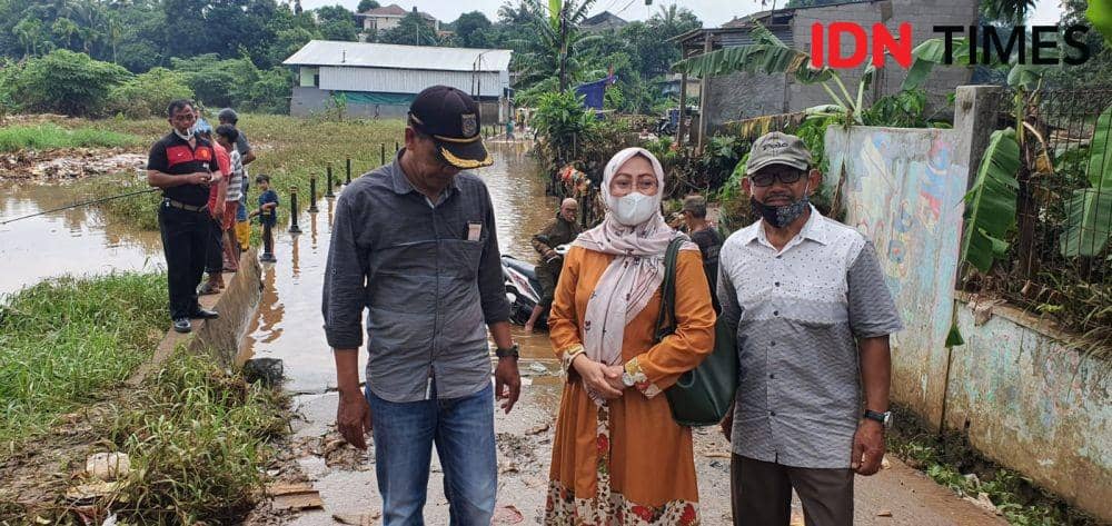 Anggota DPRD Kota Depok, Yuni Indriyani meninjau lokasi banjir di Jalan Mawar, Kelurahan Pasir Putih, Kecamatan Sawangan, Kota Depok. (IDNTimes/Dicky)
