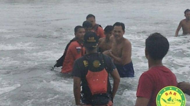 ua korban tenggelam di Pantai Cuku Batu Pekon Terbaya Kecamatan Kota Agung, Tanggamus, Minggu (7/11/2021). (IDN Times/Istimewa).