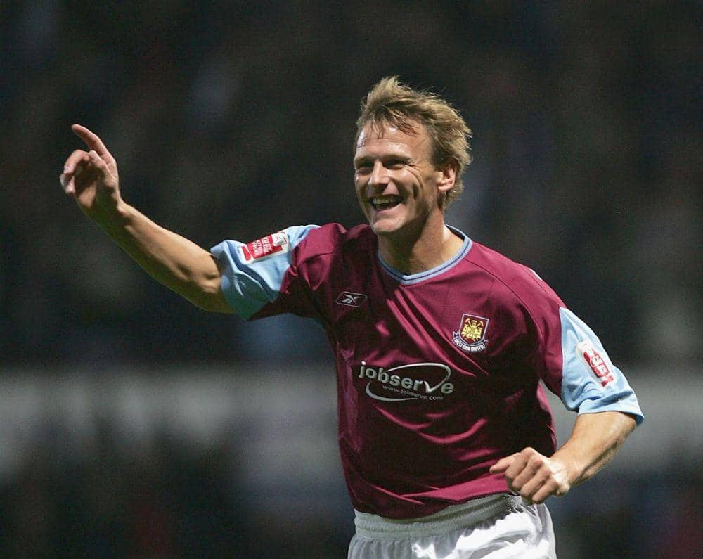potret selebrasi gol Teddy Sheringham (twitter.com/WestHam)