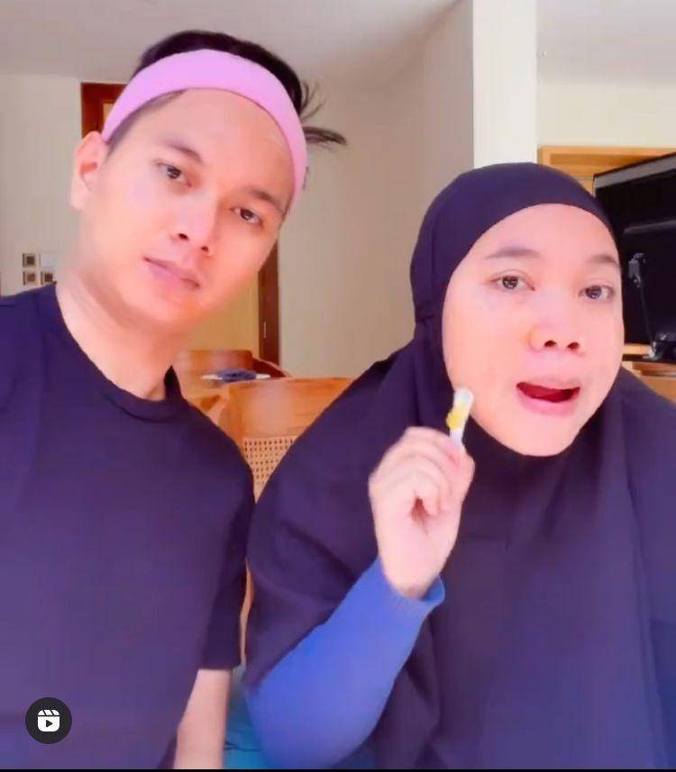 Mumuk Gomez berhijab (Instagram.com/mumukgomez)