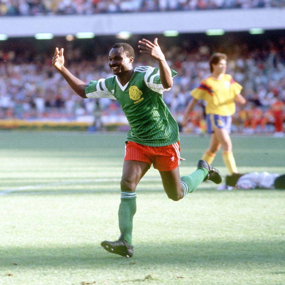 potret selebrasi gol Roger Milla (twitter.com/classicshirts)
