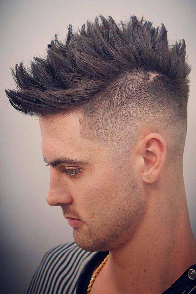 Gaya rambut faux hawk undercut (menshaircuts.com)
