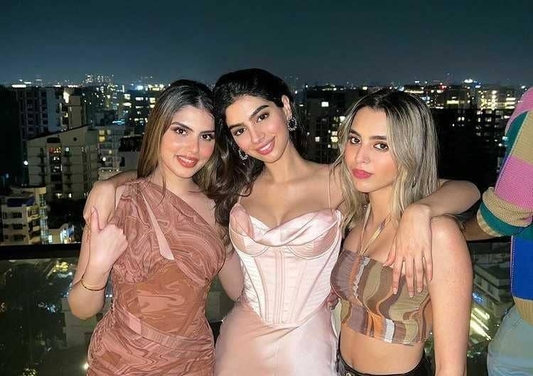 9 Potret Khushi Kapoor Rayakan Ulang Tahun Ke-21, Seru Bareng Sahabat!