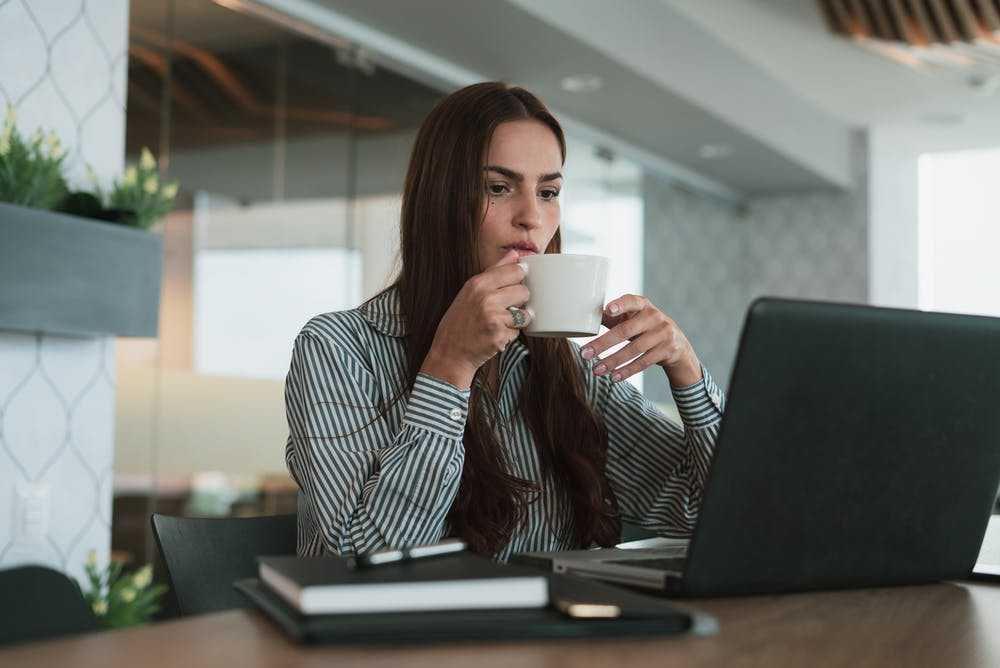 perempuan serius bekerja (pexels.com/Los Muertos Crew)
