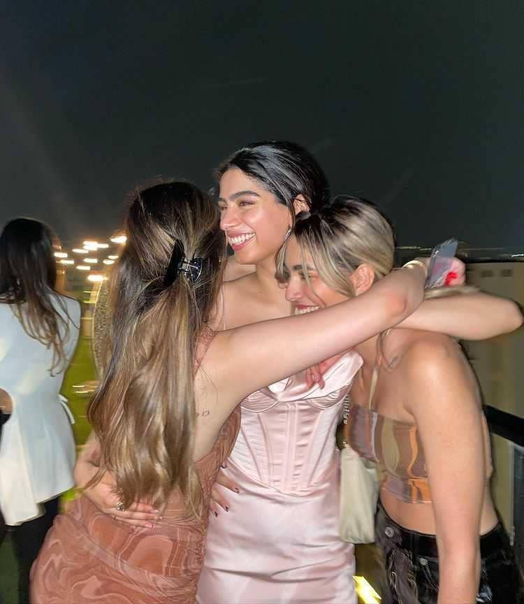 Khushi Kapoor dan sahabat (instagram.com/aaliyahkashyap)