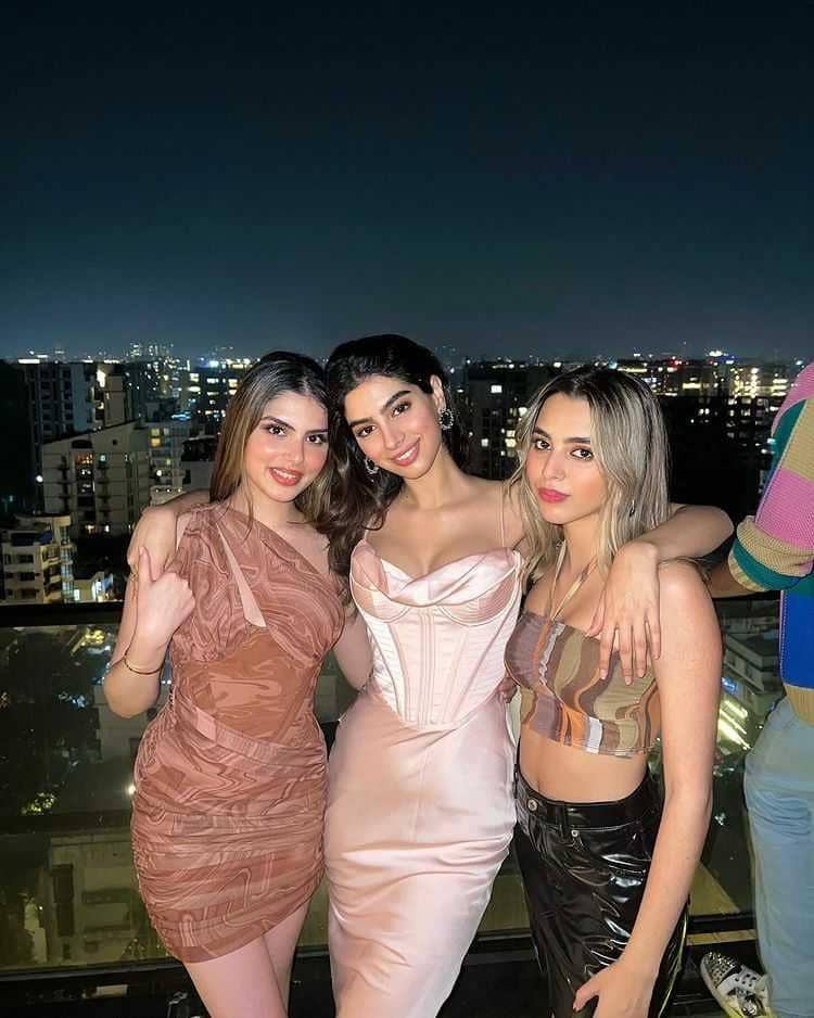 Khushi Kapoor dan sahabat (instagram.com/khushi05k)