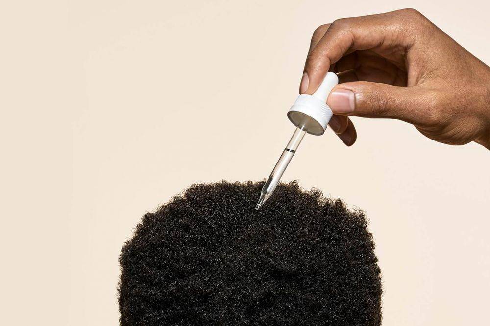 ilustrasi penggunaan serum minoxidil (forhims.com)