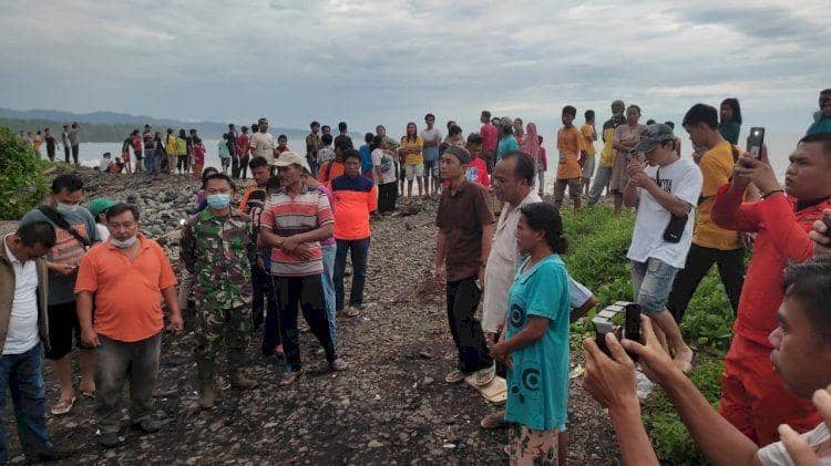 ua korban tenggelam di Pantai Cuku Batu Pekon Terbaya Kecamatan Kota Agung, Tanggamus, Minggu (7/11/2021). (IDN Times/Istimewa).