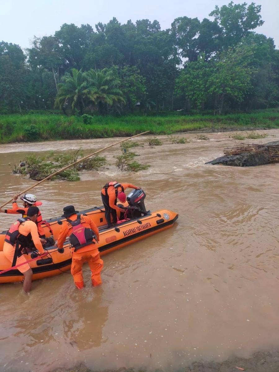 Evakuasi korban yang hanyut dan hilang di Sungai Ipak Gunungkidul.(doc.Basarnas Yogyakarta)